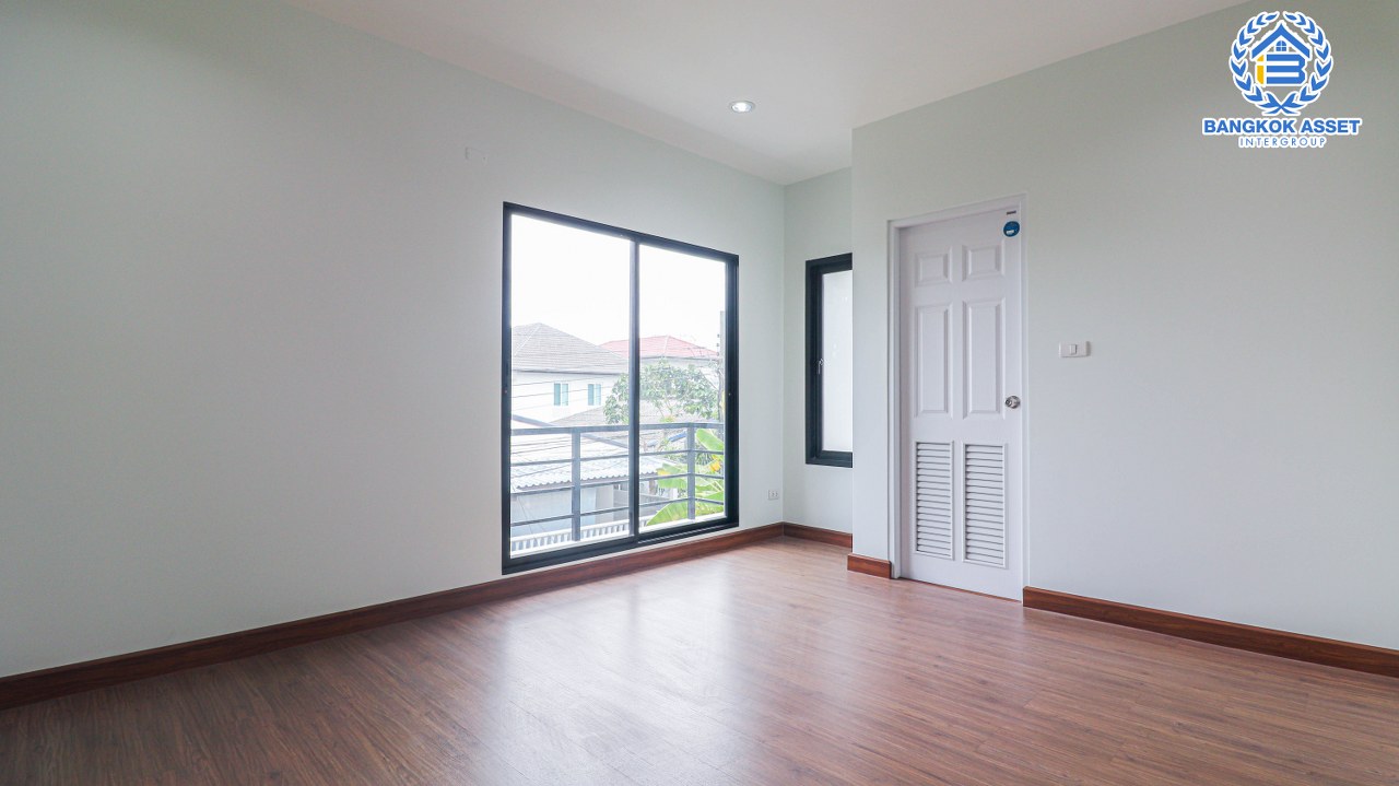 *****บ้านเดี่ยว 3 ชั้น โซนลาดพร้าว ม.โชคชัย 4 ซอย36 เนื้อที่ 55 ตร.ว. พร้อมฟังก์ชัน 4 ห้องนอน 4 ห้องน้ำ 2 ที่จอดรถ บริเวณบ้านกว้างขวาง ภายในสวยพร้อมเข้าอยู่ เข้า-ออกได้หลายเส้นทาง ใกล้ห้างสรรพสินค้าชั้นนำมากมาย เชื่อมต่อรถไฟฟ้าสายสีเหลือง "สถานีโชคชัย4" และทางด่วน "ฉลองรัช"